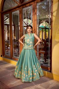 Lehenga Choli de estilo indio moderno, de material brillante puro con bordado de hilo y detalles en foil, listo para usar, con top superpuesto. - Product Image 2