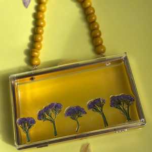 Bolso de Mano de Resina con Flores: Bolso de Acrílico de Diseño Hecho a Mano con Cadena, Bolso de Mano Amarillo - Product Image 2