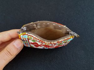 กระเป๋าใส่เหรียญปักลูกปัดพรีเมียม ปิดด้วยซิป ลูกปัดหลากสีสัน งานฝีมือประดับลูกปัด ดีไซน์งานฝีมือที่เหนือกาลเวลา อุตรากาฏปัฎฐ์ - Product Image 5