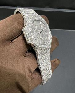 Montre en or blanc sertie de diamants Moissanite VVS de qualité supérieure, très tendance, avec verre saphir, mouvement ETA, prix de gros. - Product Image 3