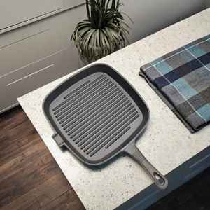 Juego de Sartenes de Hierro con Revestimiento de Acero Inoxidable, Antiadherente, Resistente al Calor, Compatible con Inducción, Diseño Moderno, Apto para Horno - Product Image 1