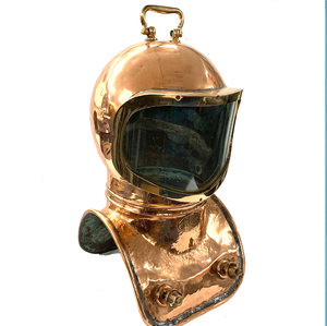 Casco comercial negro de alta resistencia con ventana frontal, válvulas de control laterales y adornos metálicos, disponible a precios de mayorista. - Product Image 5