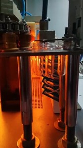 Máquina Sopladora de Botellas de Plástico Semiautomática con Cilindro Rotatorio FESTO y PLC Delta de Alta Productividad - Product Image 3