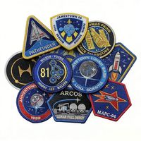 Parche Circular Bordado Personalizado, Insignia de Tela Tejida Termoadhesiva con Diseño Rojo, Azul y Dorado para Regalos