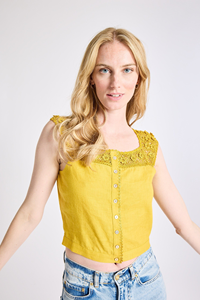 Top corto da donna senza maniche in cotone con bottoni frontali in pizzo all'uncinetto, top casual estivo giallo - Product Image 5