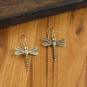 Pendientes Colgantes de Libélula Hechos a Mano en Latón |   Pendientes de Joyería Bohemia Chapados en Oro Antiguo al por Mayor, Hechos por Artesanos de Jaipur para Mujer - Product Image 4