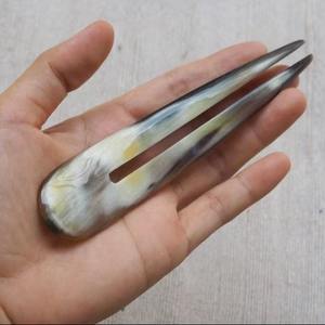 Pique à cheveux artisanale en corne de buffle naturelle, accessoire pour chignon, cadeau pour femme - Product Image 1