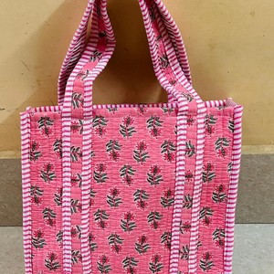 Hermosas Bolsas de Mano Mini Acolchadas de Algodón Estampadas a Mano, Bolsas de Compras Ecológicas de Alta Calidad - Product Image 1