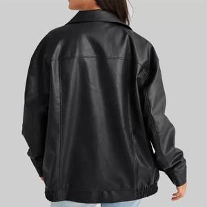 Chaqueta de Cuero Estilo Bomber Extra Grande para Mujer, Color Negro, con Cuello Camisero, Marca Kay B. Holland - Product Image 2