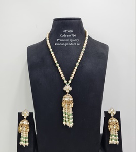 สร้อยคอจี้ทองคำชุบทองคำขาว 12660Kundan พร้อมต่างหูประดับมุกและพู่ห้อยสำหรับผู้หญิงในงานแต่งงาน - Product Image 3