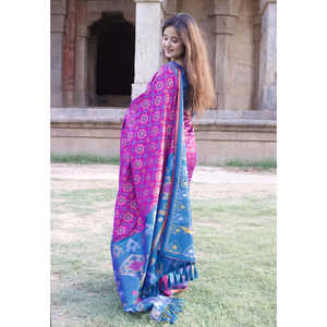 Sari Patola en soie douce Himanshi avec des tissages contrastés pour robes de soirée, couleur vin - Product Image 5