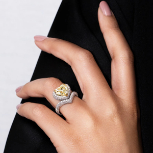 Anillo de Compromiso de Lujo para Mujer, con Diamante Tallado en Corazón, Oro Sólido de 18K - Product Image 1