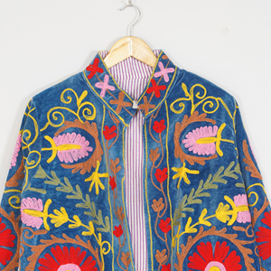 Chaqueta de Terciopelo Bordada para Mujer, Cuello Mandarín, Manga Farol, Estilo Bohemio Floral, Abrigo de Otoño, Patrón Suzani Hecho a Mano - Product Image 6