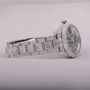 Reloj Unisex Personalizado de Lujo Clásico con Caja Cuadrada de Acero Inoxidable, Movimiento SEIKO de Cuarzo, 41 mm, Plateado, Completamente Adornado con Moissanita, Cierre Plegable - Product Image 2