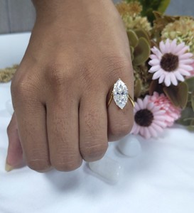 แหวนเพชรทรงมาร์คีส์ 3 กะรัต ผลิตในห้องปฏิบัติการ ยี่ห้อ Lurba Jewels สำหรับผู้หญิง ทองคำขาว 14K ได้รับการรับรองจาก IGI สีแฟนซีไลท์ - Product Image 3