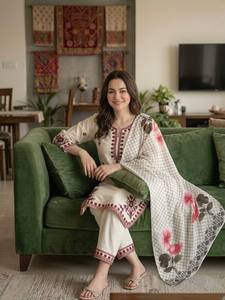 Ensemble de costume blanc brodé élégant pour femme – Kurti et pantalon à motifs floraux avec dupatta imprimée |   Vêtements ethniques décontractés - Product Image 2