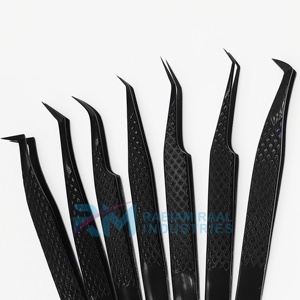 Pince à épiler anti-magnétique de précision noire Rabiamiraal Industries pour extensions de cils, pointe lisse en acier inoxydable 10 mm - Product Image 1