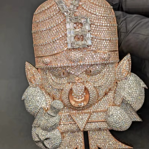 จี้รูปตัวการ์ตูนประดับมอสซาไนต์ทรงเหลี่ยมแบบไอซ์ ชุบโรเดียม/ทอง เงินแท้ 925  งานสั่งทำได้ ของขวัญเพื่อน ของที่ระลึกงานปาร์ตี้ เครื่องประดับคุณภาพสูง - Product Image 2