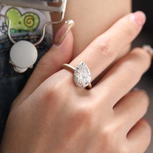 Bague pour femme en or jaune 14 carats avec diamant de laboratoire en forme de poire de 3 carats, finition mate et sertissage en or blanc, style tendance - Product Image 4