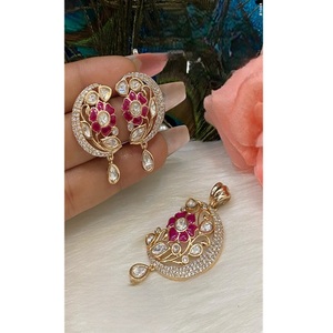 Parure de colliers pendentifs classiques et élégants plaqués or finition blanche, avec boucles d'oreilles en zircon, pour mariage et soirées - Product Image 2