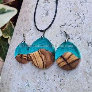 Parure unique Boucles d'oreilles et collier en bois et résine de couleur bleue - Product Image 1