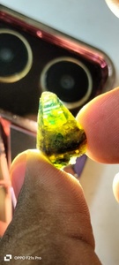 Pierre de saphir polie, vert naturel avec des inclusions foncées, taille brillant ronde légère, pour la fabrication de bijoux, artistique et personnalisable - Product Image 1