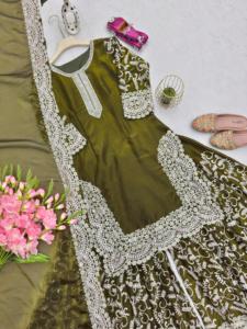 Tenues Gharara brodées pakistanaises, robes Sharara de créateur pour femmes à prix d'exportation pour les fiançailles et les rassemblements traditionnels - Product Image 2