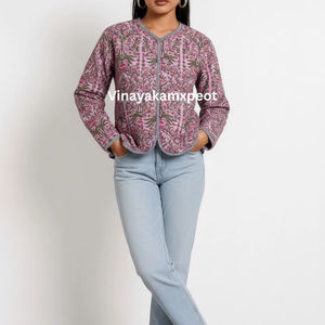 Veste matelassée réversible en tricot à motif floral rose, faite à la main, en coton Kantha, pour femme, longueur standard, écologique et respirante - Product Image 1