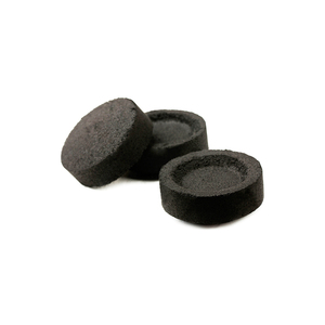 Carbón de cáscara de coco redondo ecológico de baja humedad y ceniza Bakhoor para una experiencia de incienso - Product Image 1