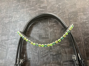 Bridon en cuir pour cheval avec frontale verte ornée de diamants et sangle de nez à boucle FHS BRA003, sac à fermeture éclair en polyéthylène - Product Image 4