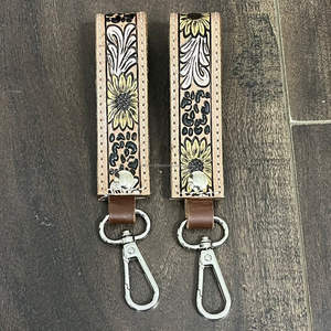Nouveau porte-clés artisanal en cuir de vache véritable, gravé motif floral tournesol, avec fermoir mousqueton durable, idéal comme cadeau - Product Image 4