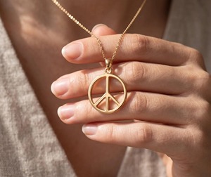 Colgante de Plata de Ley 925 con Símbolo de Paz, Bañado en Oro, Colgante Minimalista Personalizado con Círculo, Joyería con Signo de Paz - Product Image 2