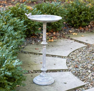 Bain d'oiseaux en métal de style vintage, abreuvoir de jardin, bassin extérieur en fer, décoration résistante aux intempéries, design traditionnel - Product Image 1