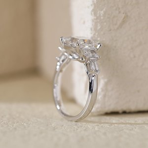 Bague de fiançailles en platine avec 5 pierres de diamant de laboratoire taille princesse de 2,5 carats, pierres latérales taille radiant et taille bullet - Product Image 4