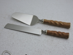 ชุดมีดเค้กสแตนเลส 2 ชิ้น ด้ามไม้ รูปทรงยาว ล้างมือเท่านั้น ไม่ติดกระทะ - Product Image 1