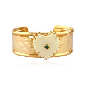 Brazalete abierto de latón con baño de oro de 18k, estilo moderno, color marfil sintético con circonita esmeralda en forma de corazón, banda texturizada, brazalete ancho. - Product Image 1