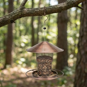 Mangeoire à oiseaux suspendue en cuivre écologique avec toit conique et design d'oiseaux posés sur une perchoir, pour la décoration extérieure du jardin - Product Image 2