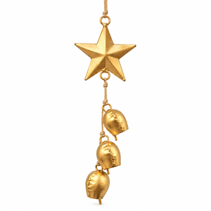 Guirlande de clochettes en métal doré minimaliste avec cinq clochettes suspendues graduées, finition texturée et nœuds en corde - Product Image 5