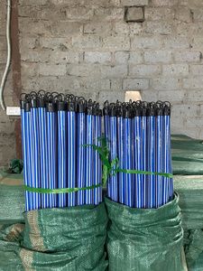 Manche de balai élégant en eucalyptus avec revêtement en PVC pour le nettoyage - Product Image 4
