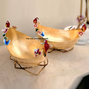 Bol de service coloré en métal plaqué or de haute qualité avec poignées décorées de perroquets et de fleurs, idéal pour les aliments et les chocolats - Product Image 1