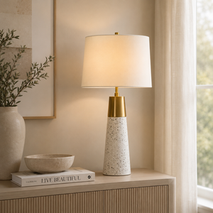 Lampe de table de luxe inspirée du terrazzo avec base architecturale conique, éclairage d'ambiance chaleureux et attrait décoratif contemporain pour chambre à coucher - Product Image 1