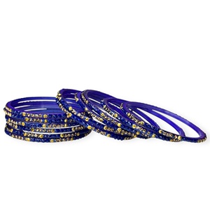 Bracelets en verre bleu profond brillant, plaqués or et ornés d'imitations de perles, ensemble tendance pour mariage et occasions festives - Product Image 3