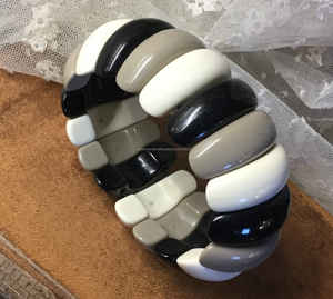 Pulsera de hilo de joyería de moda de resina de color personalizada hecha a mano de alta calidad personalizada de marca para mujeres de la India. - Product Image 1