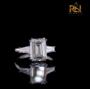 Bague de fiançailles de luxe en or massif 9K/14K/18K avec diamant de laboratoire taille émeraude 2 carats couleur DEF, bande à trois pierres baguette conique style Art Déco - Product Image 3