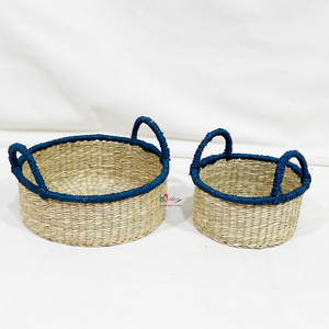 Cesta de Almacenamiento Redonda de Mimbre Rústico, Tejida a Mano, Ecológica, Moderna, con Ribete Azul y Asas - Product Image 1