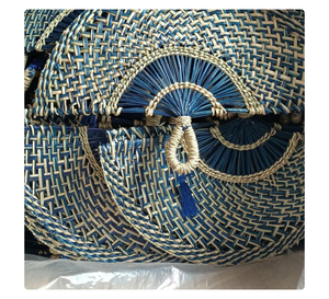 Abanico Plegable de Hierba Tejida Estilo Boho, Hecho a Mano, para Decoración de Bodas y Festivales - Product Image 1