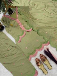Conjunto de Kurta Verde Tradicional Indio-Pakistaní para Mujer con Bordado de Corazón Rosa, Corte Holgado y Largo hasta el Suelo, Ropa Casual - Product Image 6