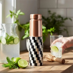 Termo Moderno de Cobre con Patrón de Mosaico Blanco y Negro, Portátil, para Viajes, Incluye Tapas - Product Image 4