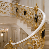 Rampe d'escalier incurvée de luxe en or et blanc, balustrade ornée avec médaillons noirs pour la décoration de villas et de manoirs