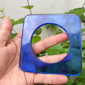 กำไลเรซิ่นลายดอกไม้สีดำและสีขาวทรงกลม งานศิลปะตกแต่งบ้านแบบปรับแต่งได้ ผลิตโดยแฮนด์เมดคอลเลคชั่น - Product Image 4